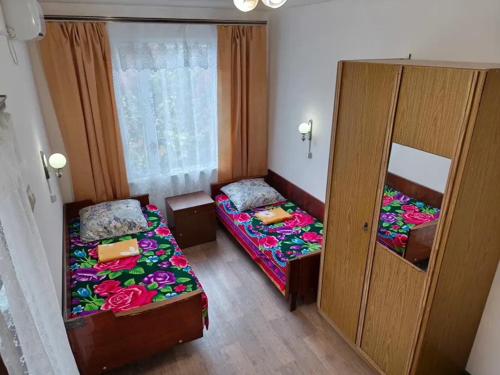 Номер со своей территорией для отдыха под навесом