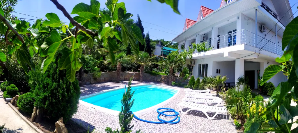 Дом с бассейном в районе Артека и горы Аю-Даг