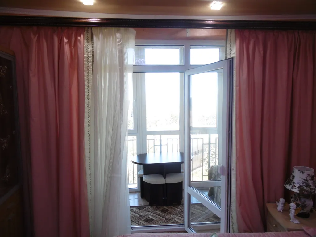 Апартамент в курортном городке с видом на море