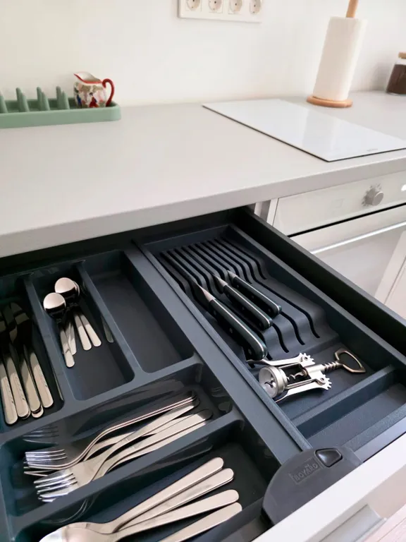 Новые апартаменты с высокими окнами на пешеходной улице