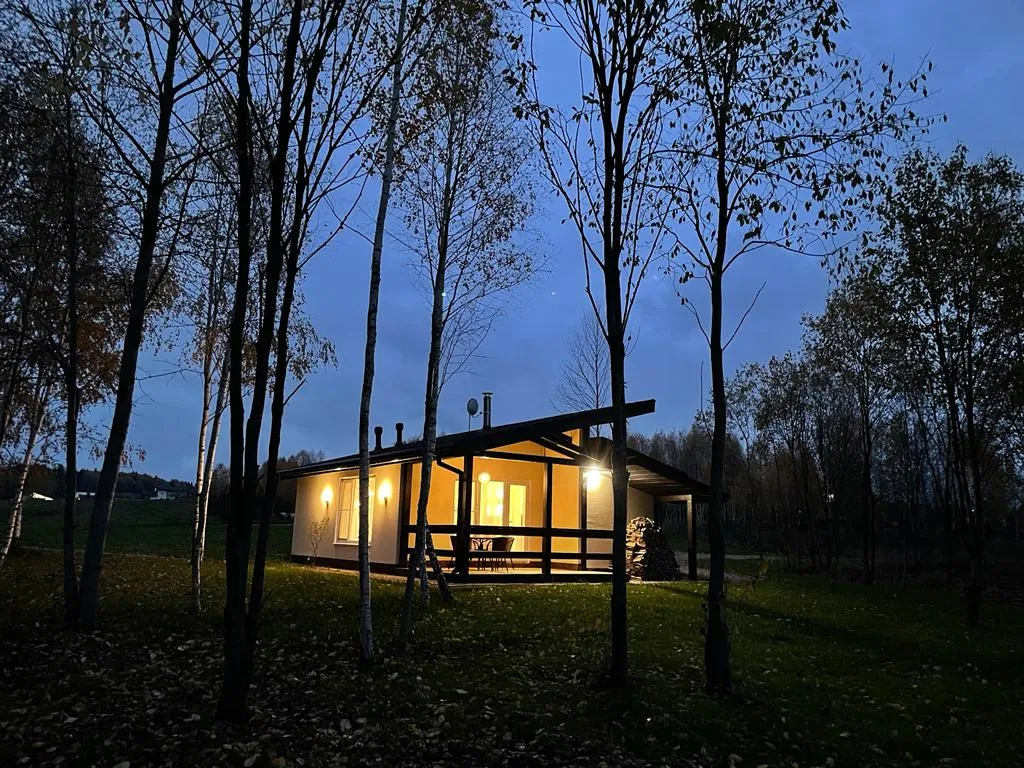 Дом у озера с шикарным видом на закат