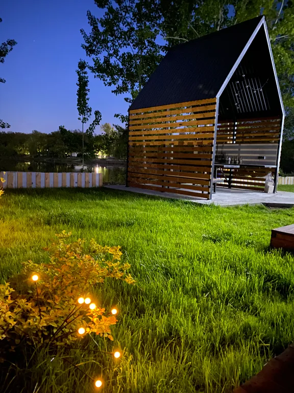 Дом с теплым бассейном на озере