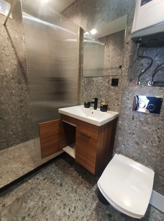 Уютный домик у озера на двоих