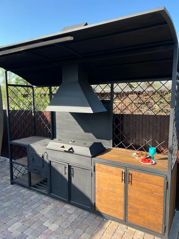 Душевный домик на берегу реки