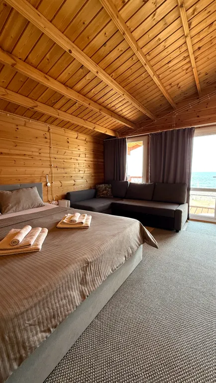 Домик на берегу с видом на море