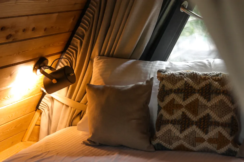 Треугольный домик на склоне горы над ручьём