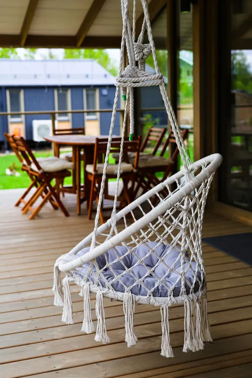 Белый дом на берегу водохранилища