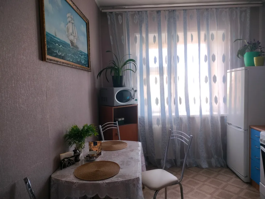 Квартира расположена у РЖД вокзала, до дома -10 -15 минут идти