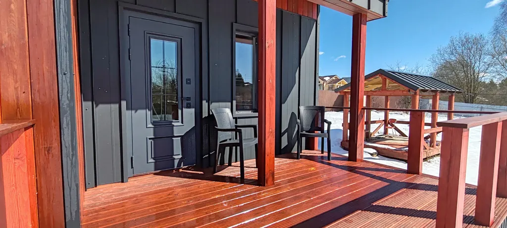 Дом рядом с озером