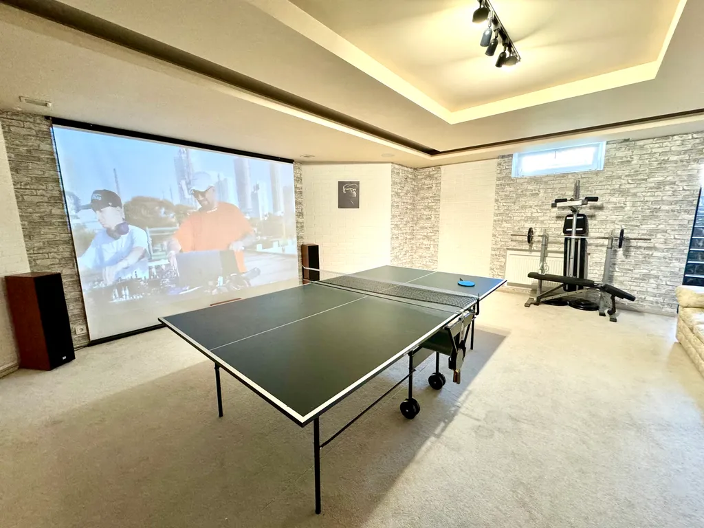 Элитный коттедж с бассейном