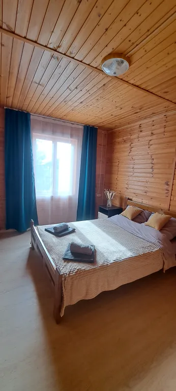 Домик у пруда с тёплым бассейном