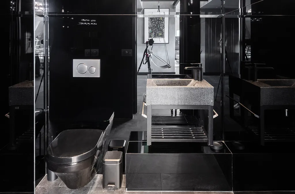 Потрясающая Mанcаpдa c тpемя бaлконaми и видом нa Фoнтанку