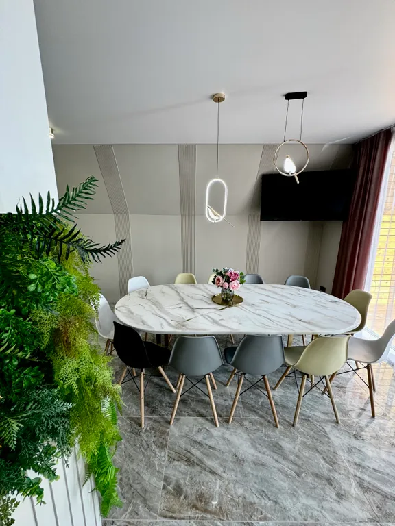 Дом с теплым бассейном на озере