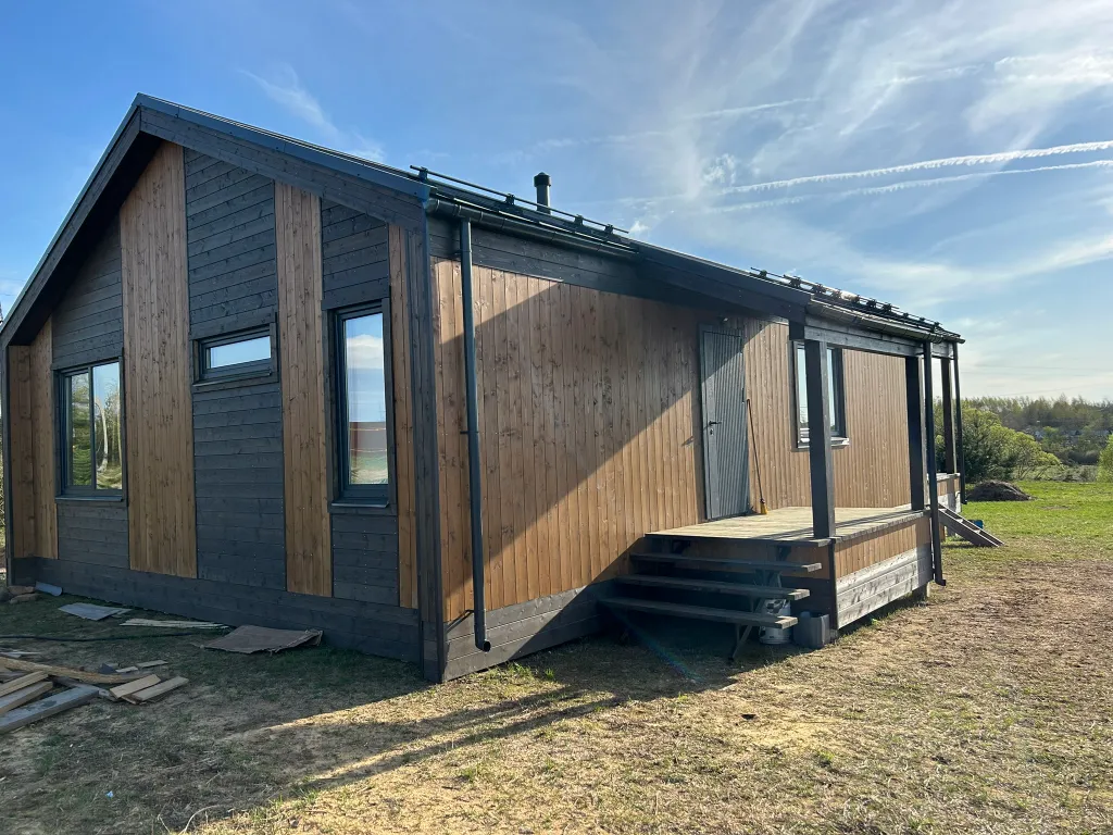 Дом на реке и краю соснового леса