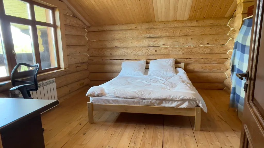 Загородный дом в лесу у реки