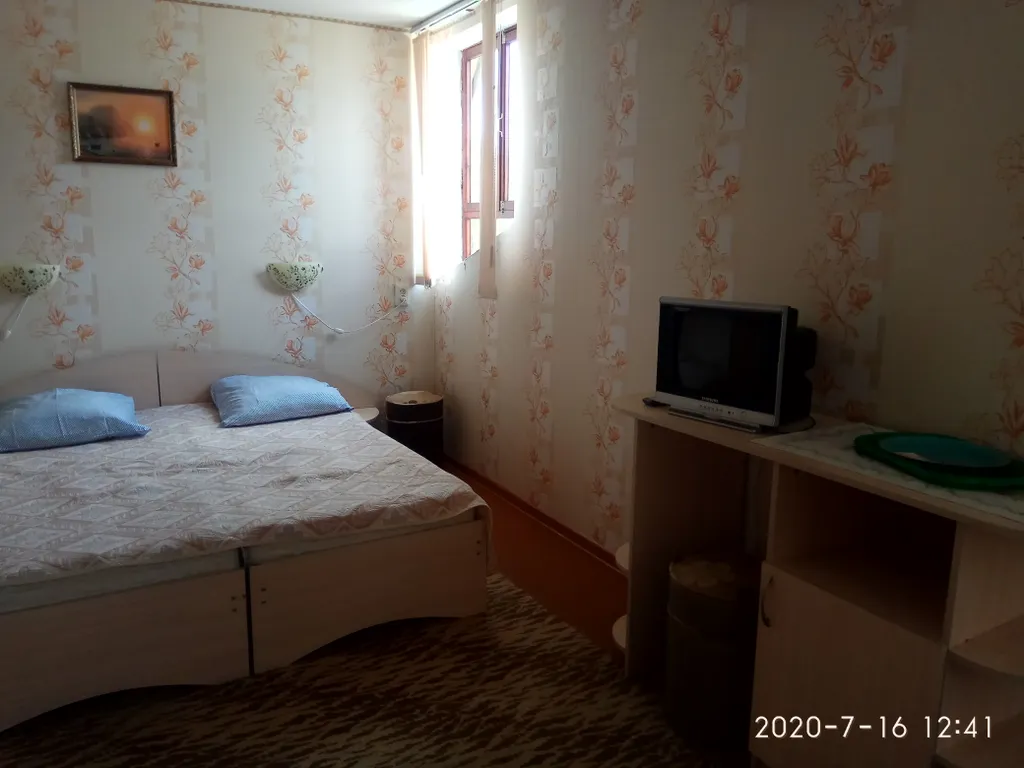 Просторная комната с кондиционером в частном доме