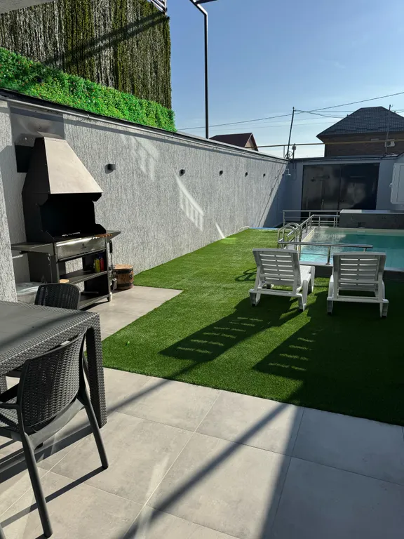 Шикарный дом с бассейном на берегу