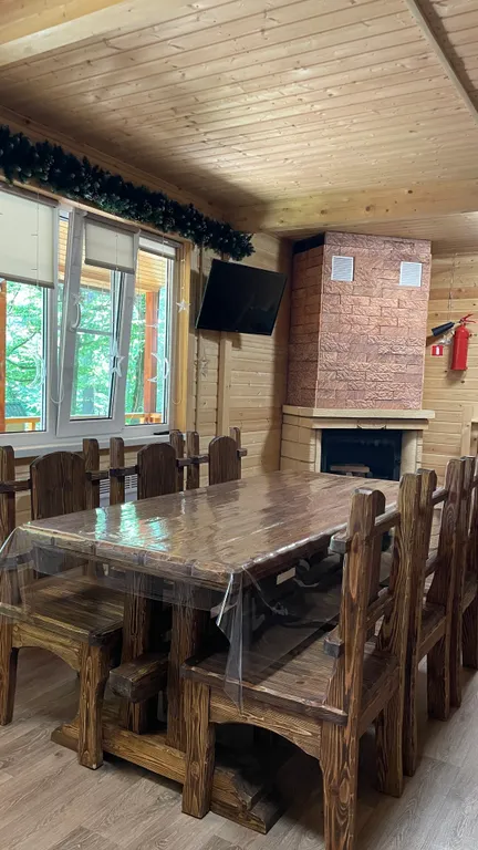 Уютный Дом в лесу с камином.