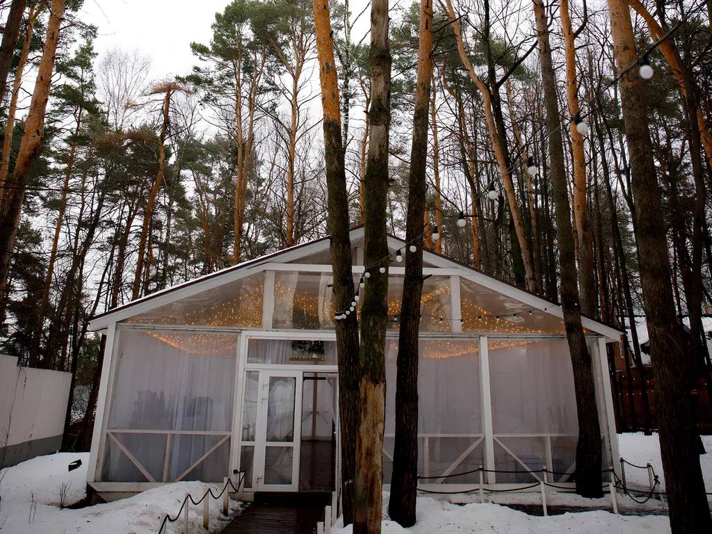 Белоснежная веранда и усадьба