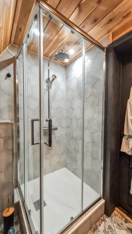 Треугольный домик с видом на лес и горы