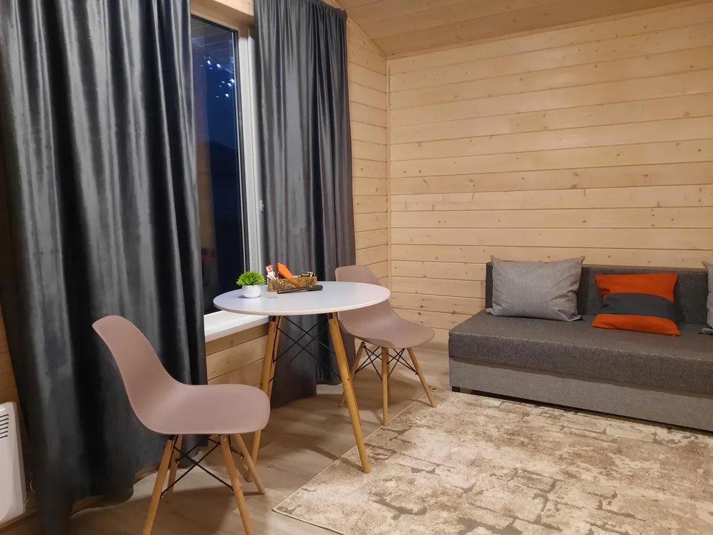 Уютный четырехместный Домик де-люкс с двухспальной кроватью