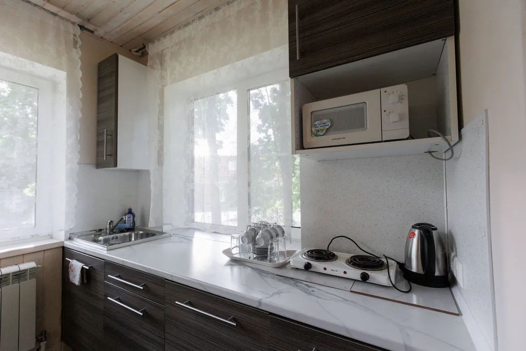 Коттедж в окружении лесных деревьев