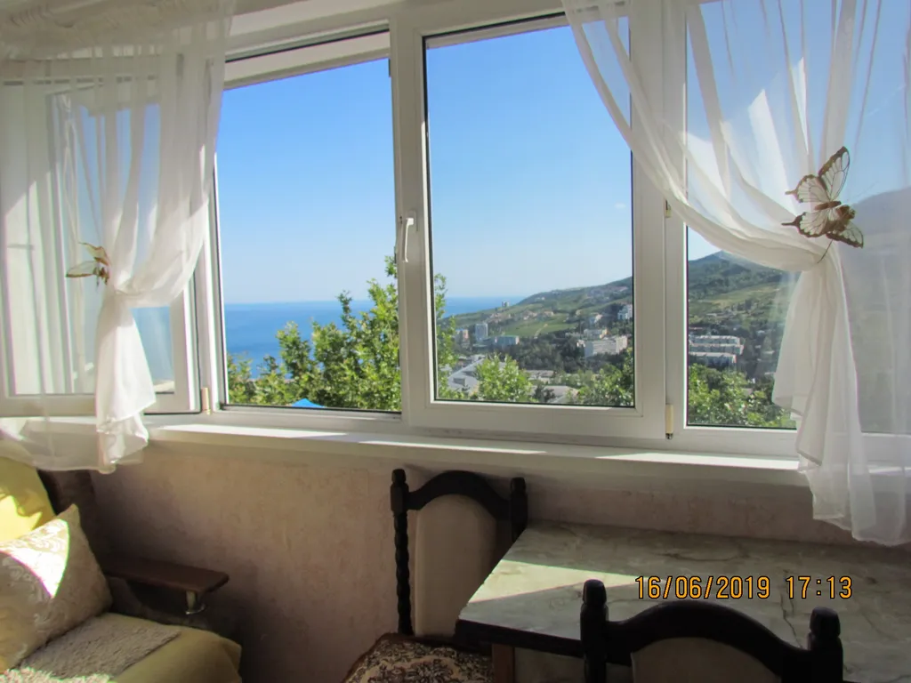 Квартира с видом на море спальный район — аренда посуточно в Гурзуф