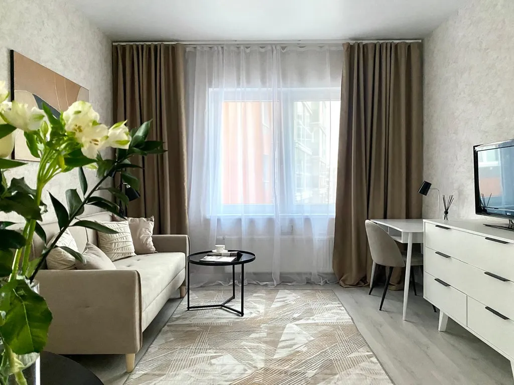 Трехкомнатная квартира Mocha Mousse недалеко от вокзала