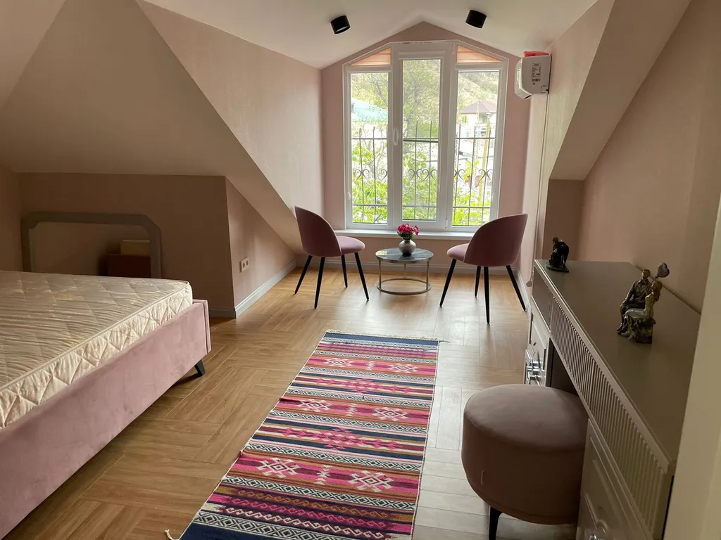 Отдельный этаж, со своим отдельным входом с улицы