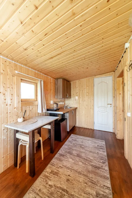 Домик с панорамным окном на берегу озера