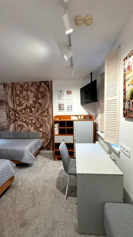 Твин с видом на оживленный дворик кафе