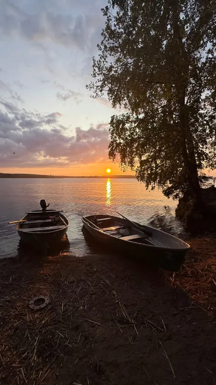 Уютная комната-студия у церкви на холме