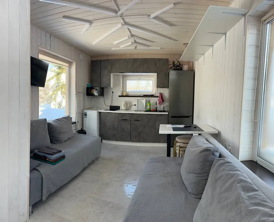 Дом с видом на горы в елочках