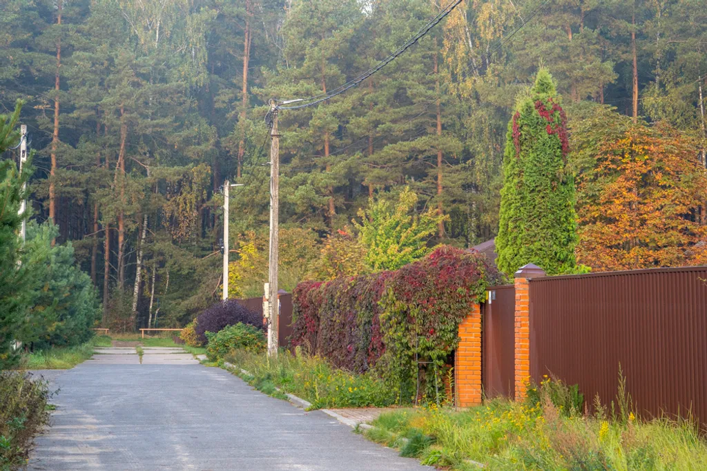 Белый коттедж с баней и бассейном рядом с озером