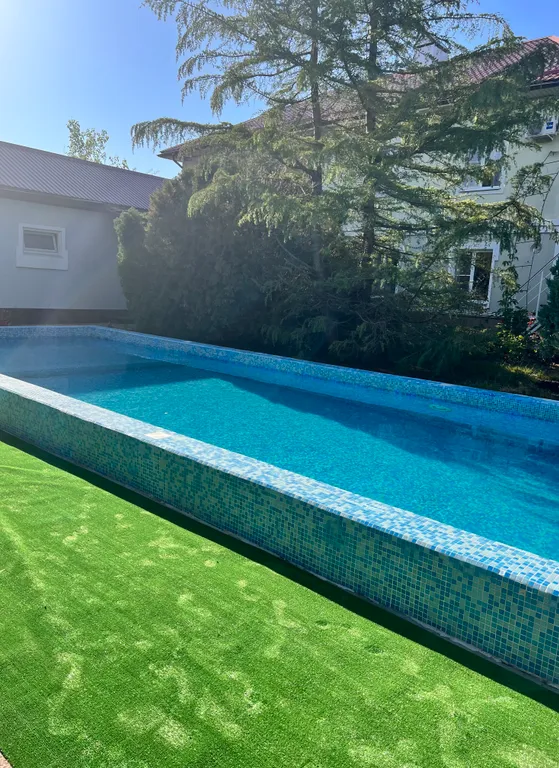 С бассейном рядом с морем