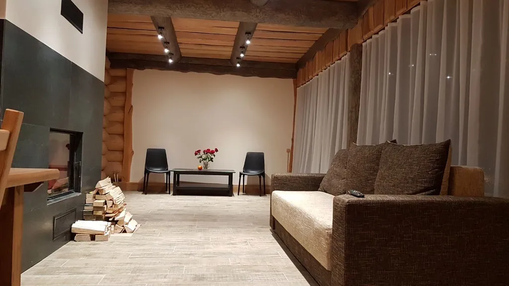 Большой дом с камином и террасой