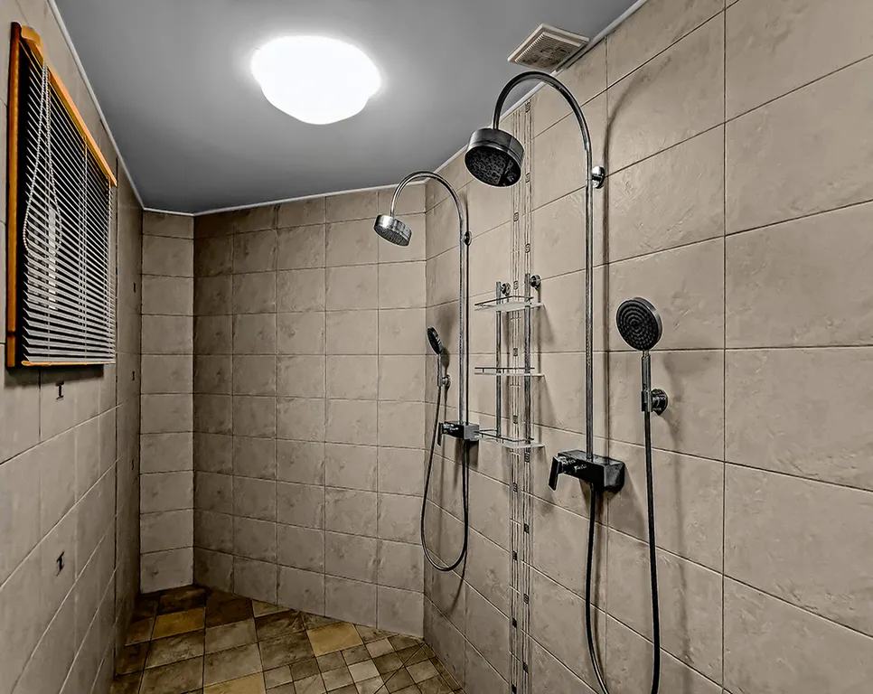 Коттедж с бассейном на берегу озера Порт Жемчужный