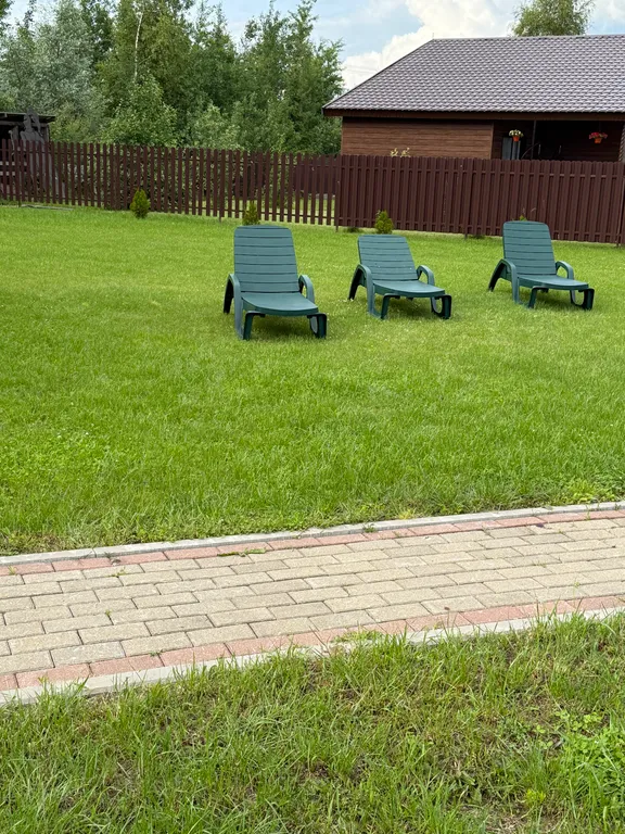 Дом на берегу реки с баней