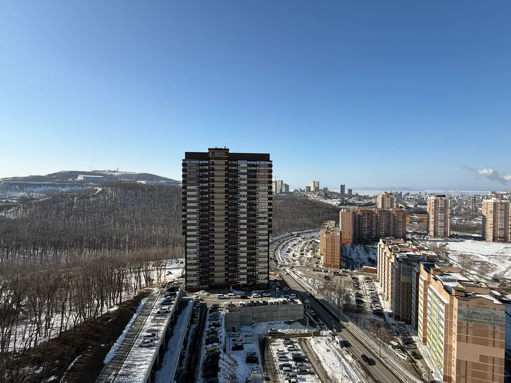 Уютная студия в центре города с видом на лес и море