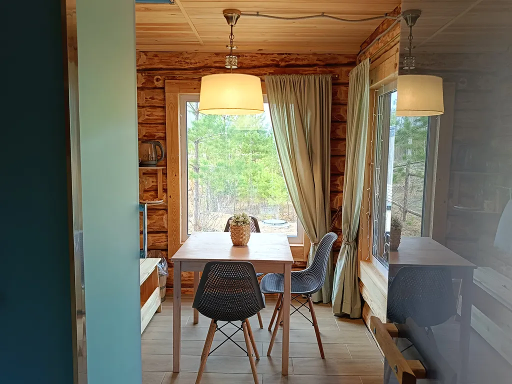 Темный домик на опушке леса