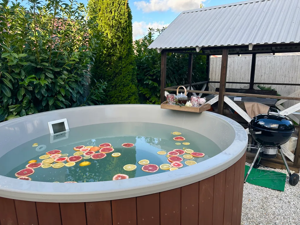 Коттедж Уютный дом с большим витражным остеклением и подогреваемой купелью — аренда посуточно в Новороссийск