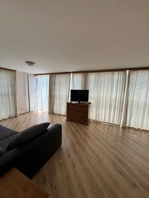 Белый коттедж на первой линии моря