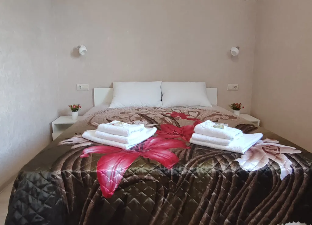 Уютный дом в частном секторе с парковой ваших машин