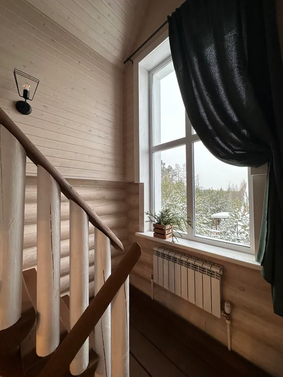 Уютный дом в деревне у реки