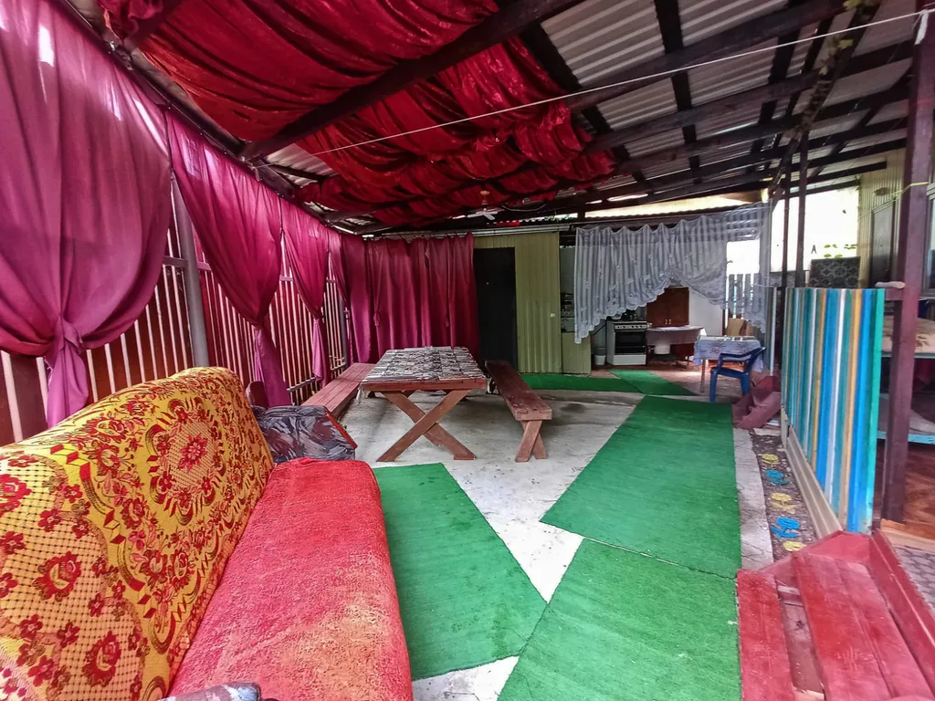 Домик на берегу реки