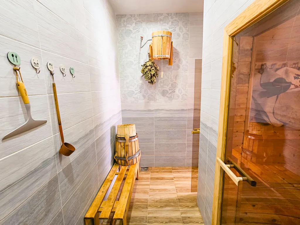 Просторный дом с баней и настольным теннисом в городе