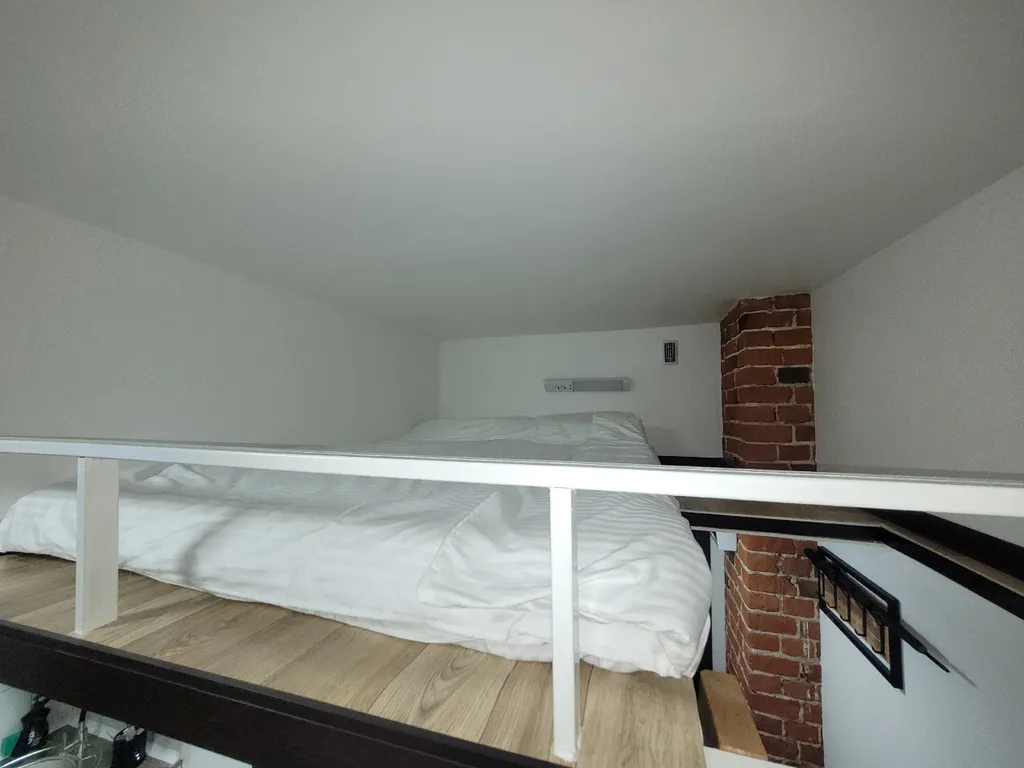 Лофт-8 зелёная, клёвая двухуровневая студия в центре