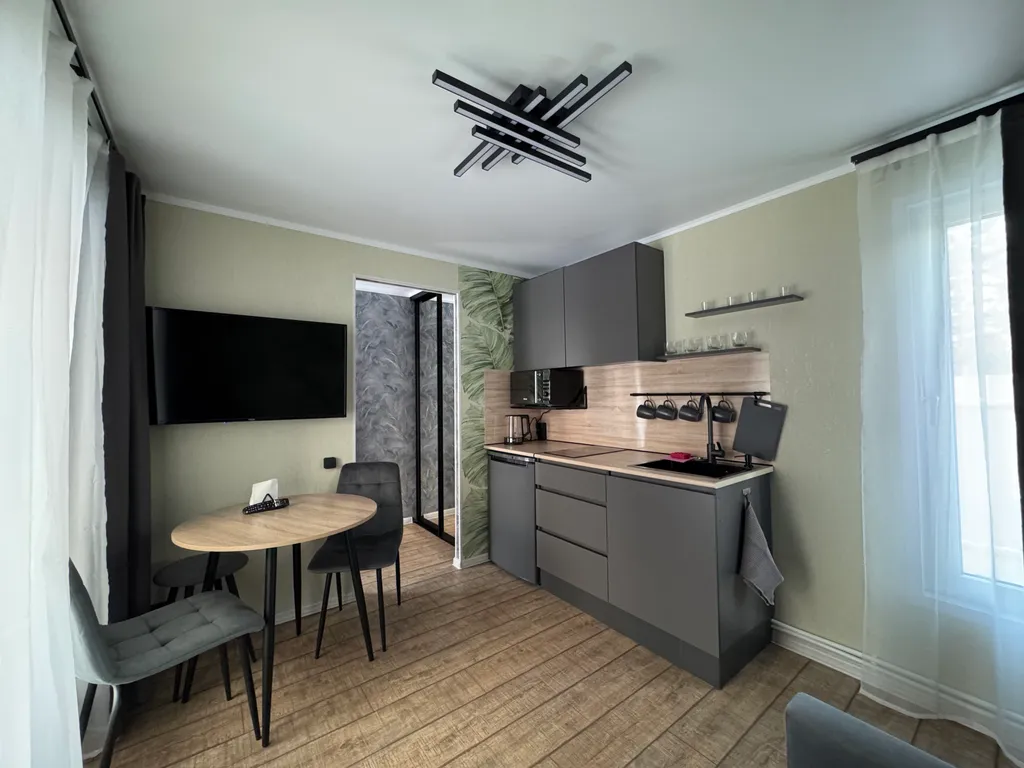 Уютный, небольшой сканди домик у леса