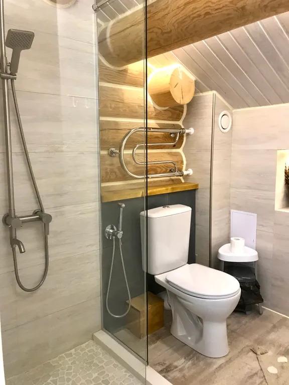 Дом на скале с видом на озеро