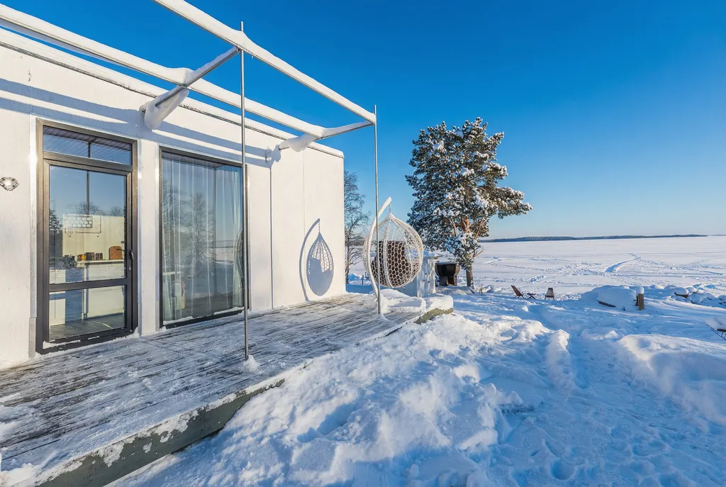 Глэмпинг на берегу с панорамными окнами